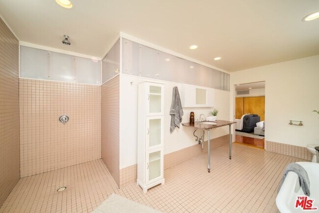 Building Photo - 46 Rose Ave