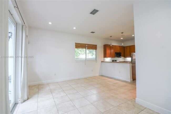 Building Photo - 2947 Coconut Ave