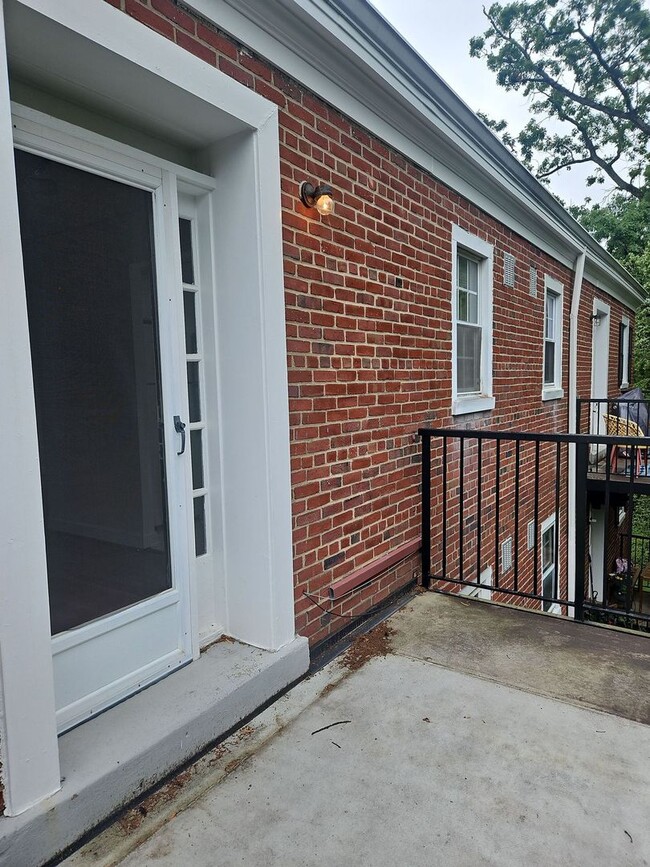 Building Photo - Charming 1 Bed 1 Bth Condo With Balcony In...
