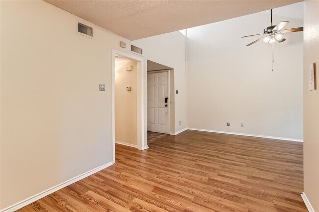 Building Photo - 16301 Ledgemont Ln