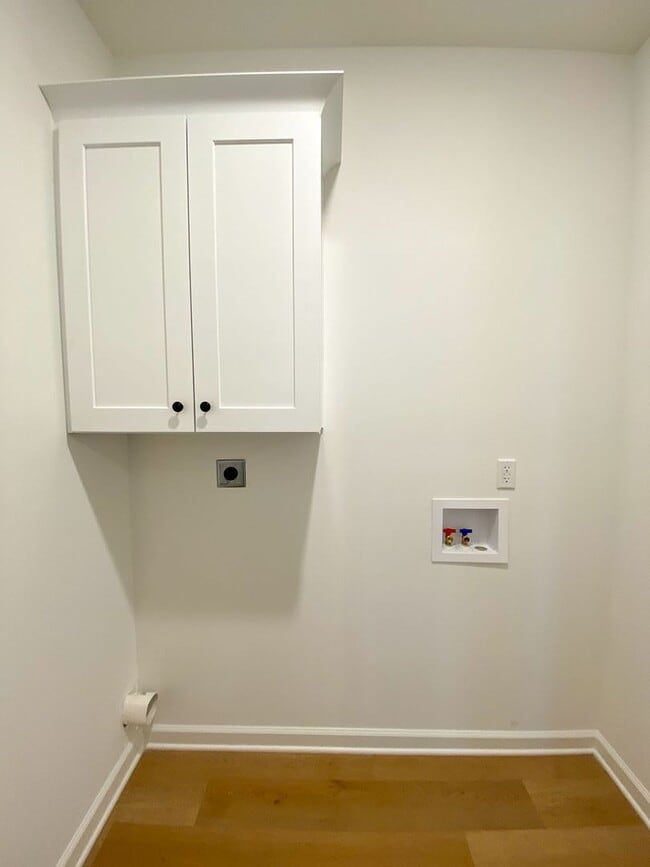 Building Photo - 4 bedroom, 2 bathroom near Brighton Middle...