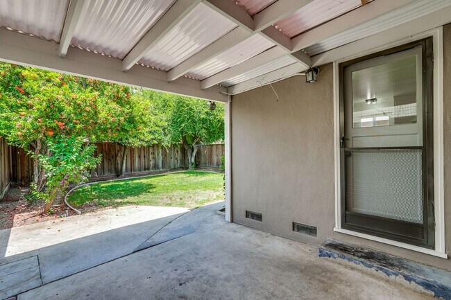 Building Photo - 941 // (Duplex)