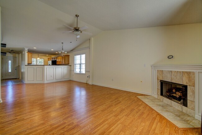 Building Photo - Large 2 BR, 2 BA Dual Master Suite in Boiling Springs Convenient to Shopping, Dining, Easy Access...