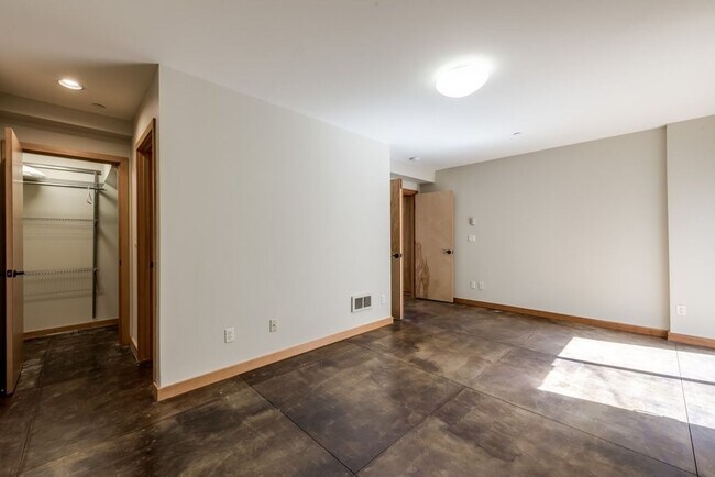 Building Photo - Luxury Three Bedroom Townhome in Johns Lan...
