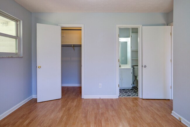 Building Photo - Very nice 4 bed 3 and a half bath home close to Boone Lake