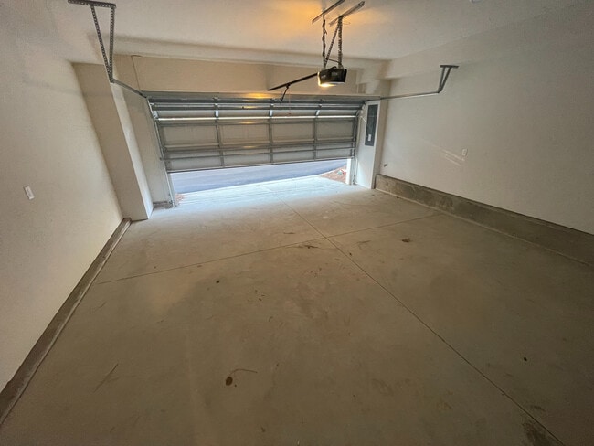 Building Photo - Room in Townhome on Memorial Pkwy