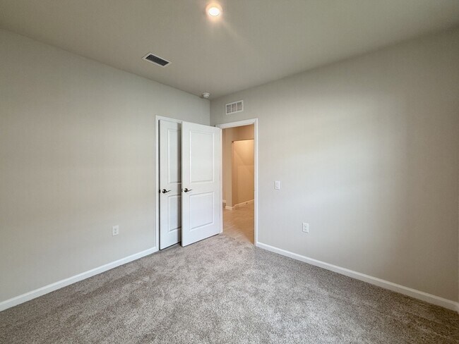 Building Photo - 499 Voltaire Dr