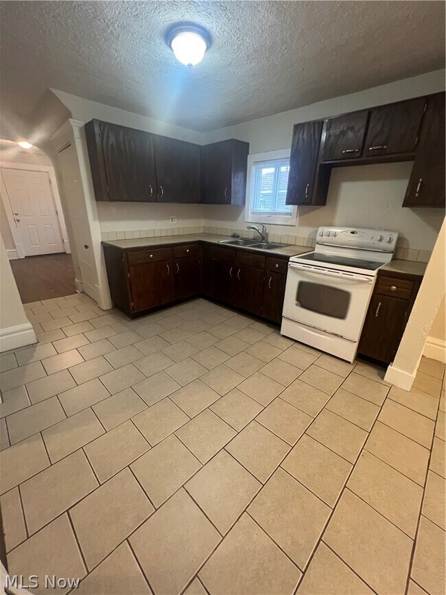 Building Photo - 716 Grace Ave