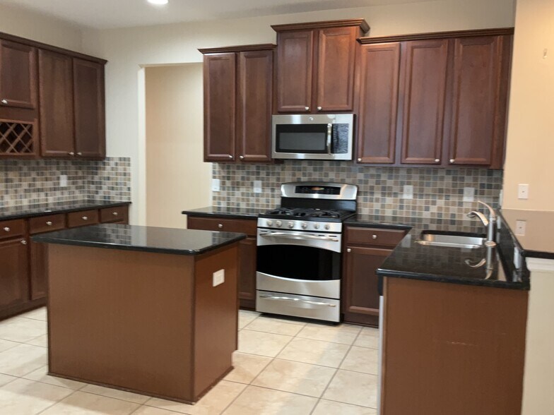 Building Photo - 16017 Loneoak View Dr