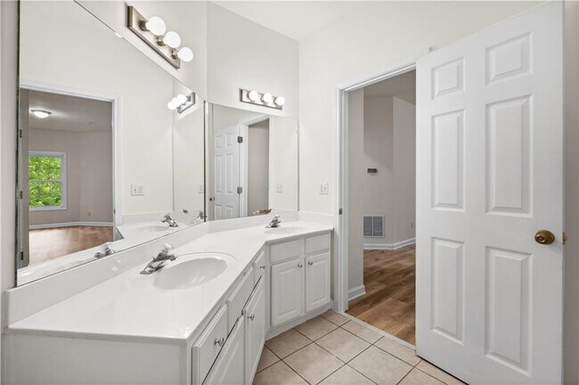 Building Photo - 8849 Fairview Bluff