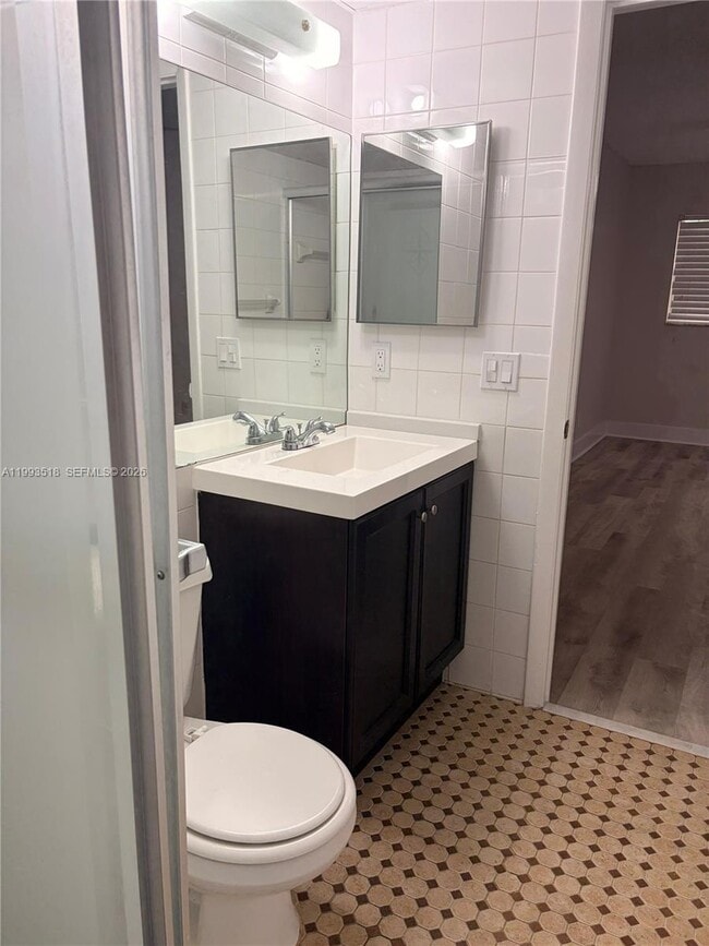 Building Photo - 7897 Golf Cir Dr