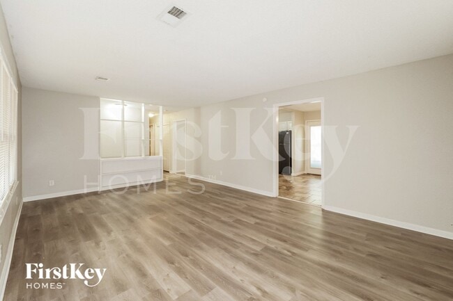 Building Photo - 8728 Everett St