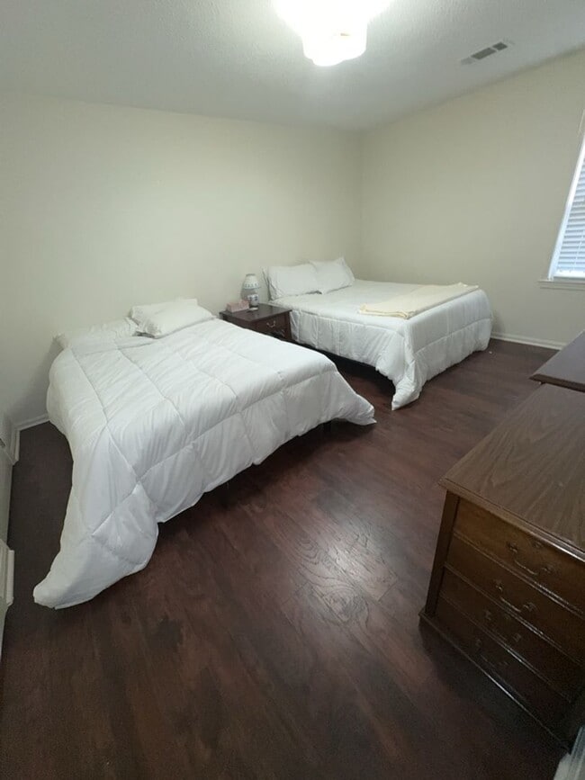 Building Photo - r1423a