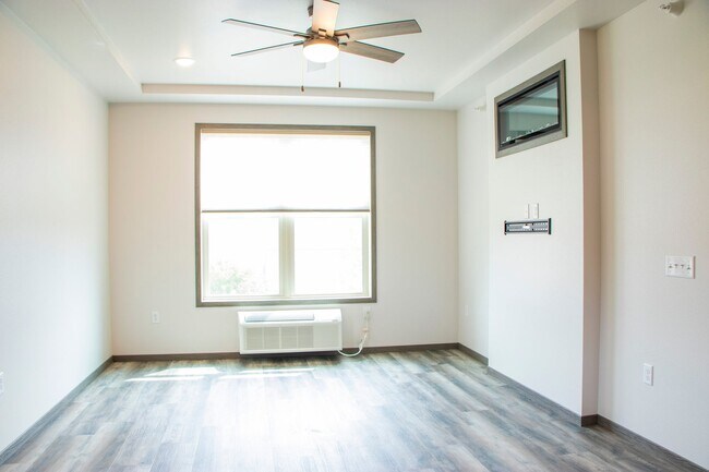 Building Photo - Top Floor Corner 1bed- Available August 6th!