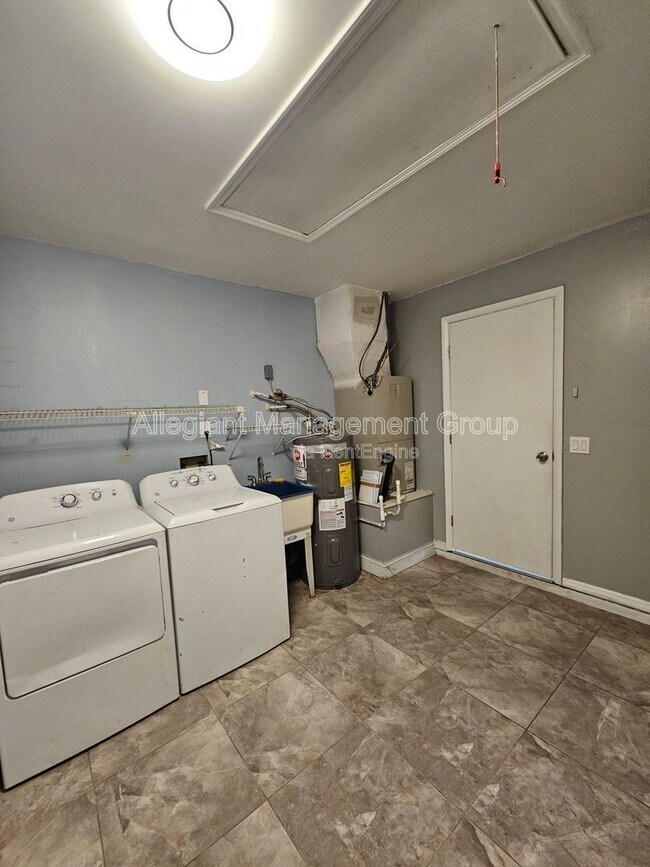 Building Photo - 1213 Roma Ct