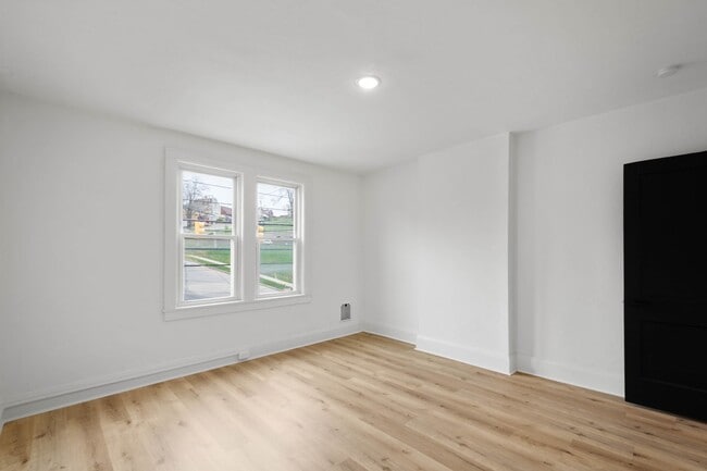 Building Photo - RENOVATED TOP TO BOTTOM! 2-BEDROOM IN THE ...