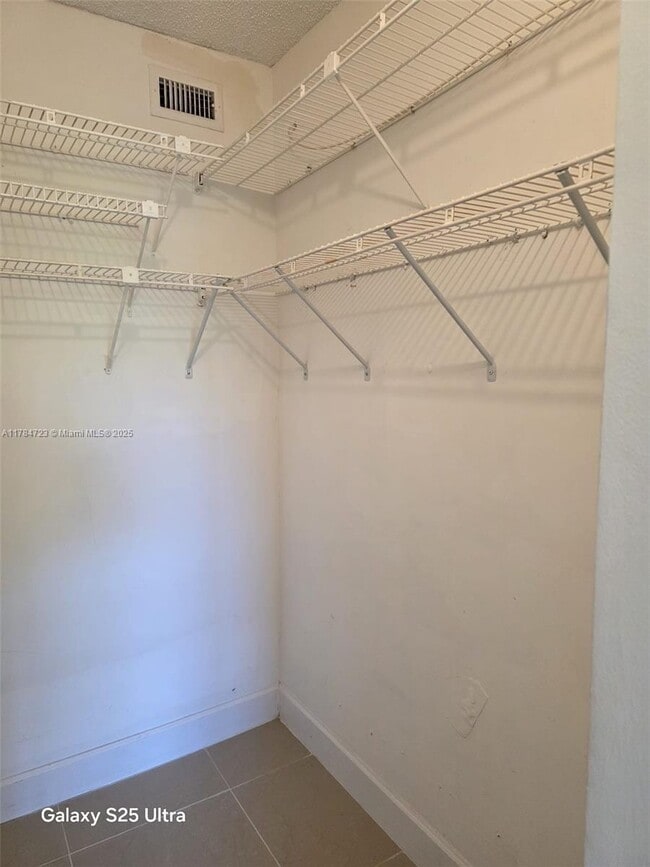 Building Photo - 1025 Country Club Dr