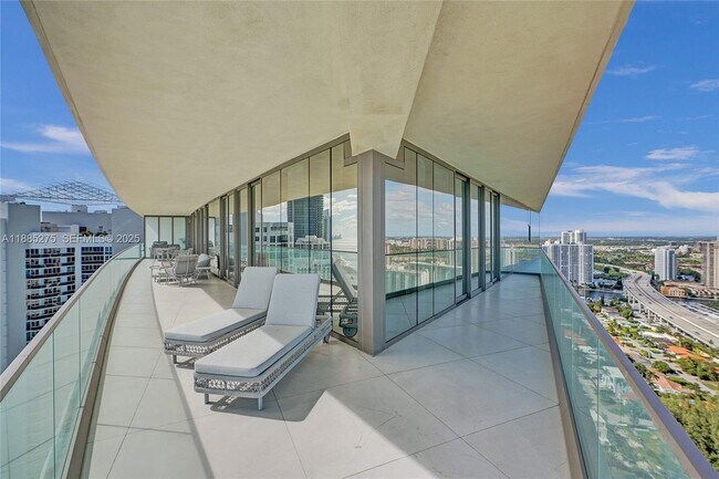 Building Photo - 18975 Collins Ave