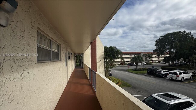 Building Photo - 9423 S Hollybrook Lake Dr