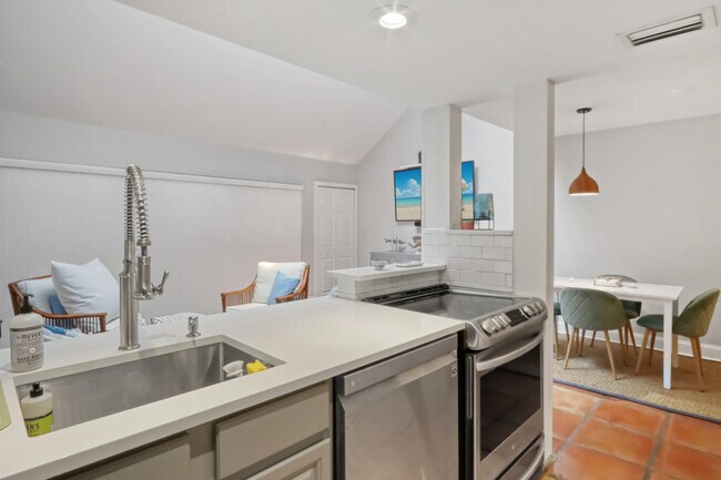 Building Photo - 1605 S US Hwy 1