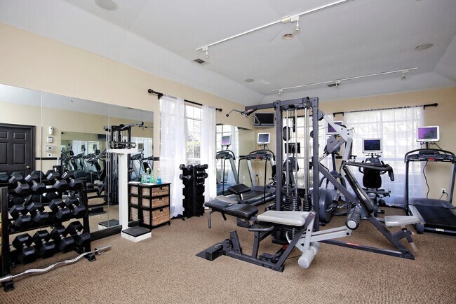 Building Photo - Amazing two bedroom 2nd Floor, Summer House Available June 19!
