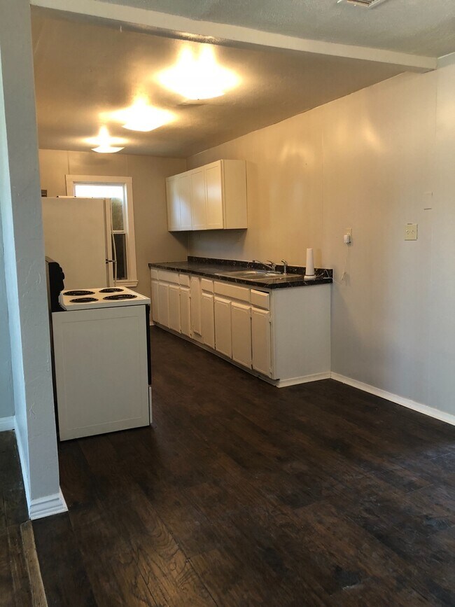 Building Photo - 3 Bedrooms 2 Baths 1 Car Garage Walking Distance to Palo Duro High