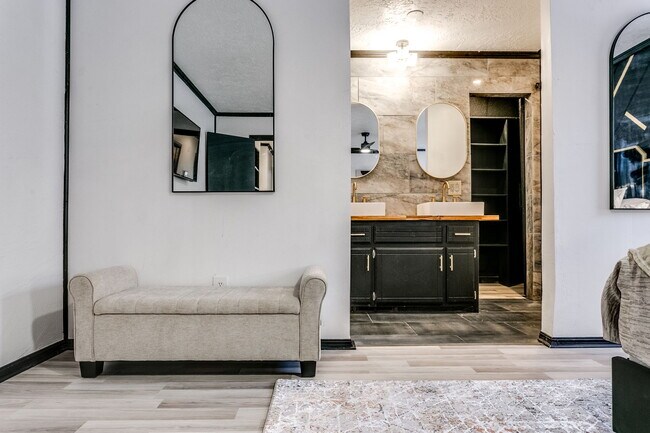 Building Photo - 1521 E Main St