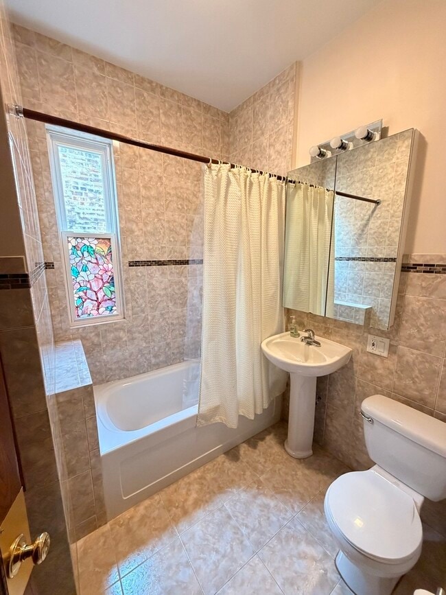 Building Photo - 2613 W Walton St