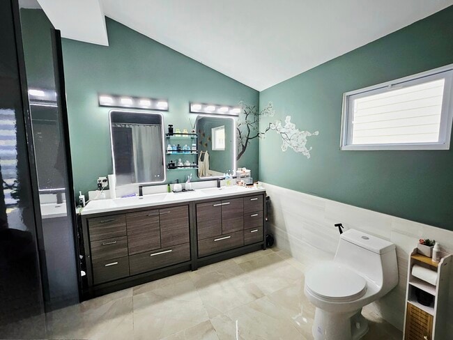 Building Photo - 84 Center Ave