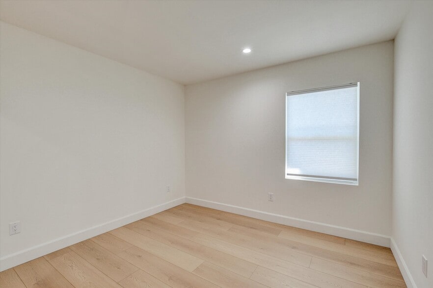 Building Photo - 5348 Thornburn St