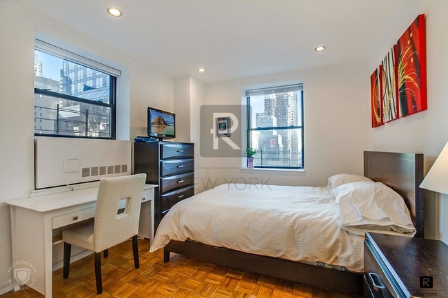 Building Photo - 150 W 51st St