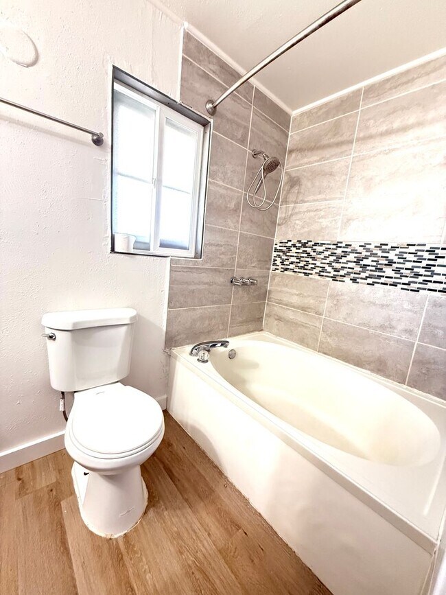 Building Photo - Adorable 3 bed/1.5 bath house with yard