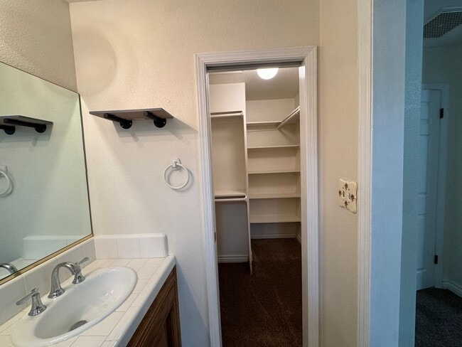 Building Photo - NE Bakersfield home with a sunroom!