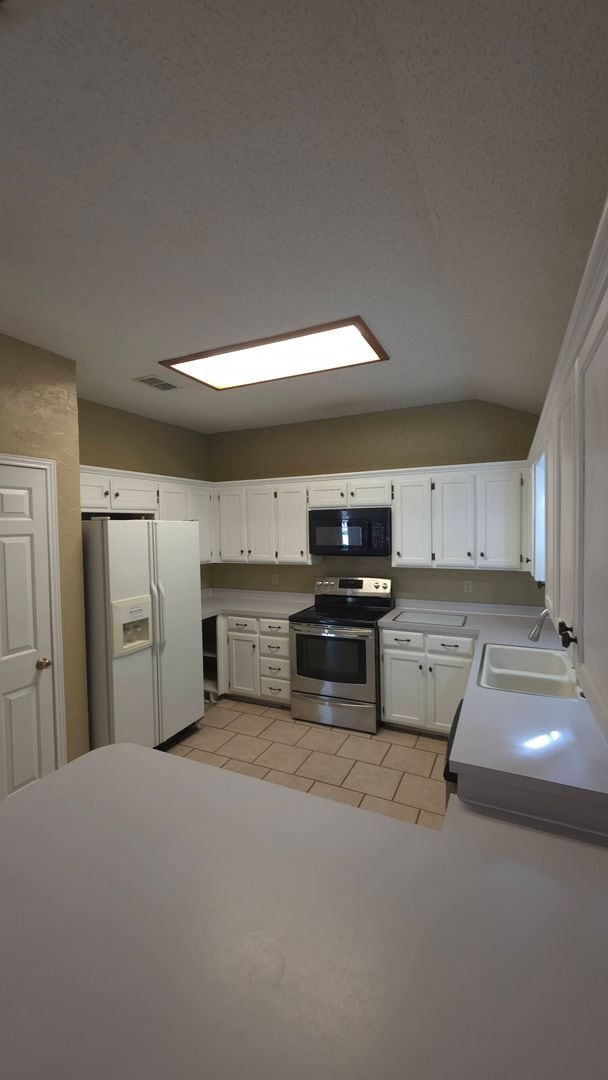 Building Photo - Wonderful Large 3 Bedroom Home