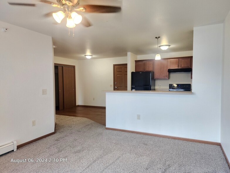 Living Area w/Dining Room(2BR) - Cedar Pointe Estates Apartments