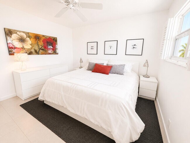Building Photo - 1069 Hillsboro Mile