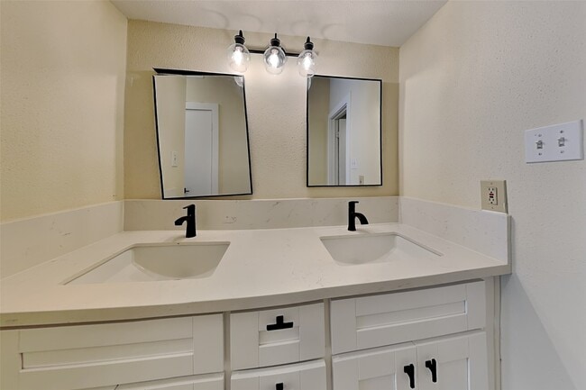 Building Photo - 2100 Tanglewilde St