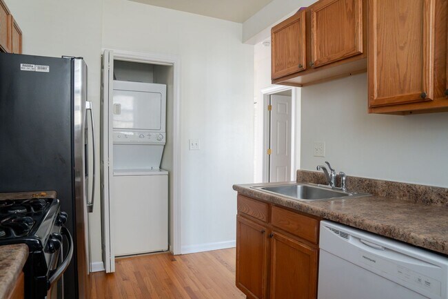 Building Photo - 2504 W Catalpa Ave