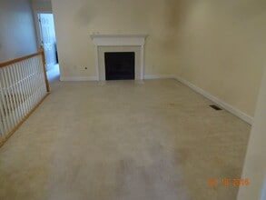 Building Photo - 4 bedroom 3 bath Townhouse