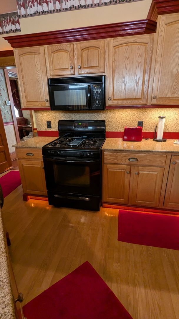 Building Photo - Welcome to this fully furnished 3-bedroom, 1.5-bath home in Massillon