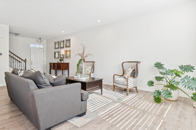 Building Photo - 34W685 Roosevelt Ave