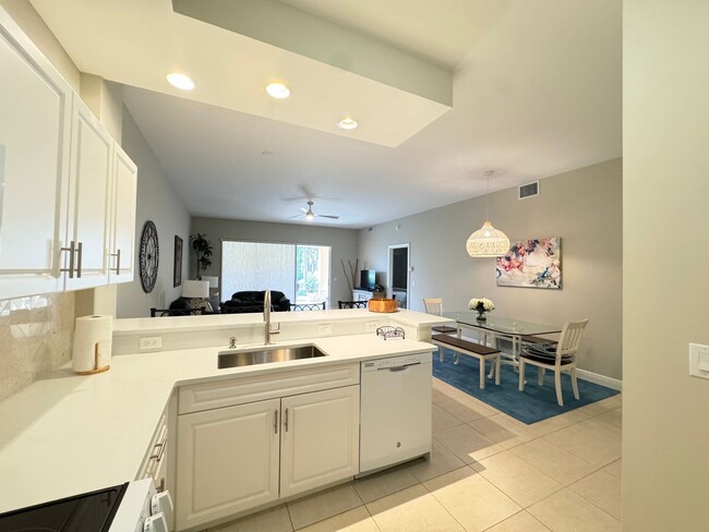 Building Photo - Newly Renovated & Available Now - Furnishe...