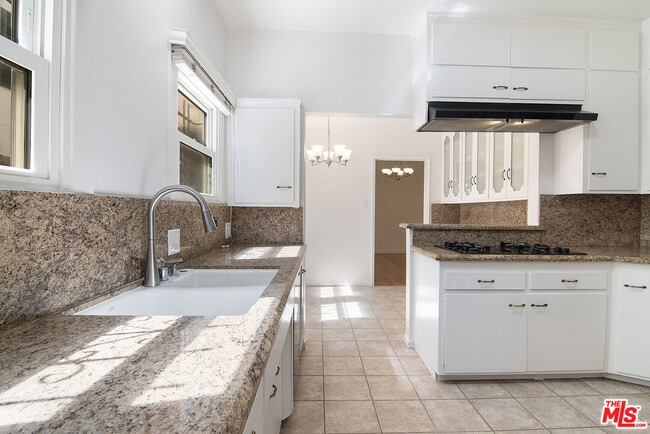 Building Photo - 362 N Mansfield Ave