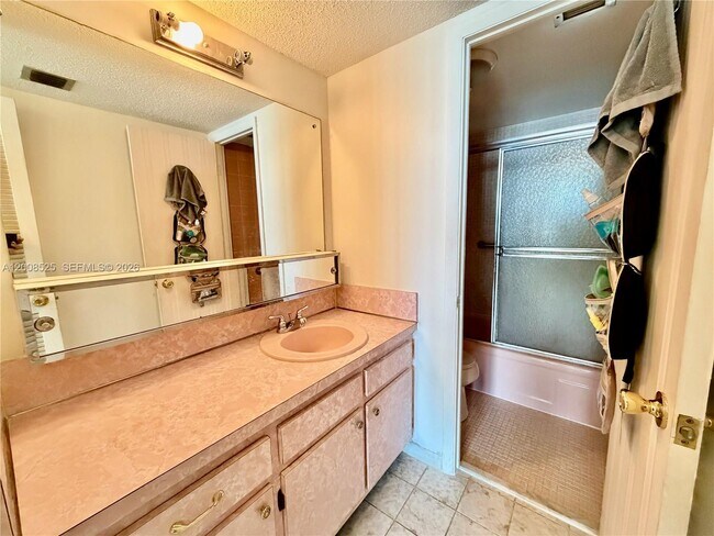 Building Photo - 1410 S Ocean Dr