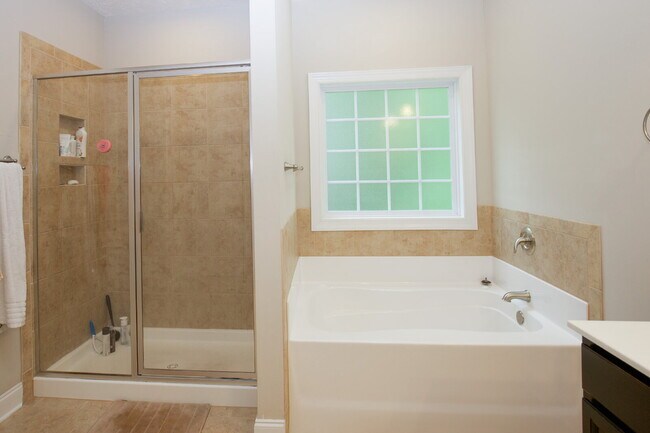 Building Photo - "Large 3-Bedroom plus BONUS Retreat with S...