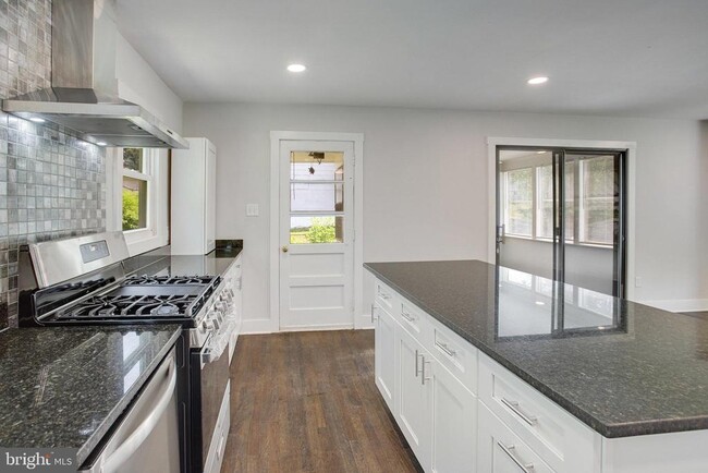 Building Photo - 3810 Forestdale Ave