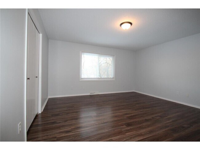 Building Photo - 5545 Shorewood Ln