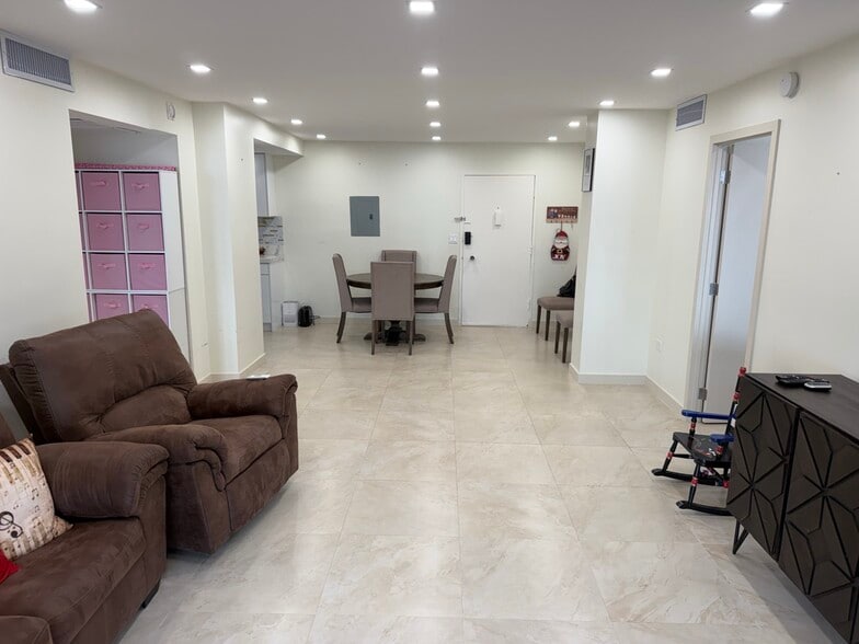Living Room - Comfortable Seating Area - 5555 Collins Ave