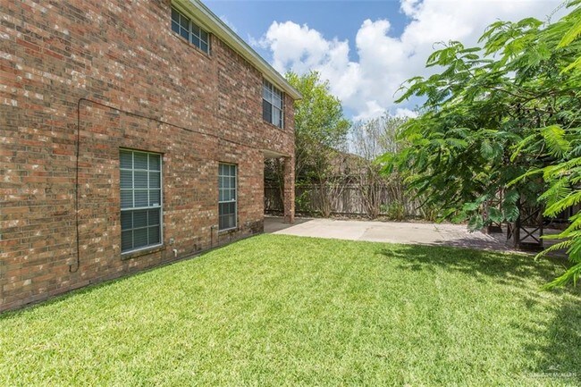 Building Photo - 15 Ivy Ave