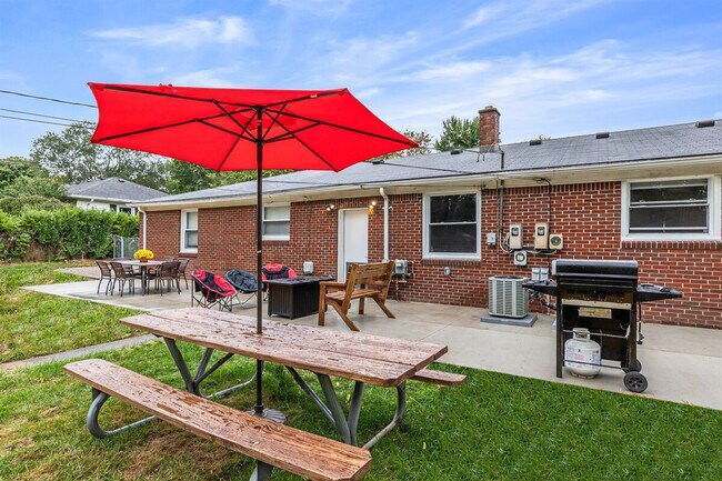 Building Photo - 8254 Mary Ann Ave